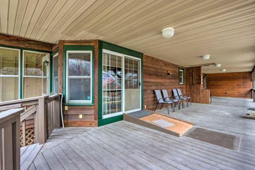 Family Apartment With Fireplace And Front Porch!