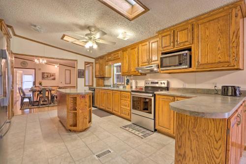 Family Apartment With Fireplace And Front Porch!