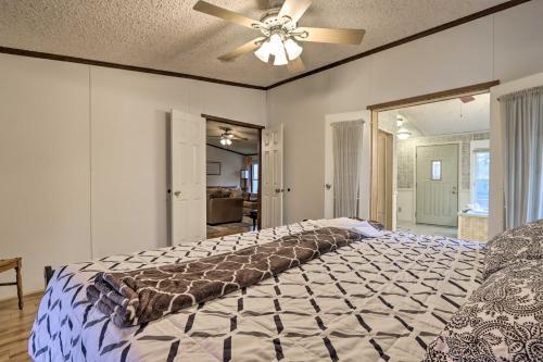 Family Apartment With Fireplace And Front Porch!