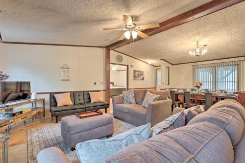 Family Apartment With Fireplace And Front Porch!