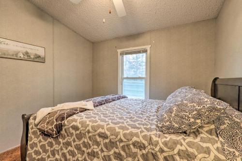 Family Apartment With Fireplace And Front Porch!