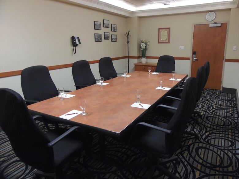 Hotel Rosslyn Inn & Suites