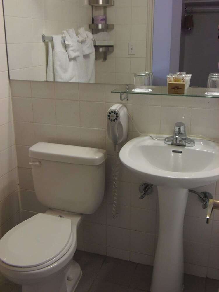 Hotel Rosslyn Inn & Suites