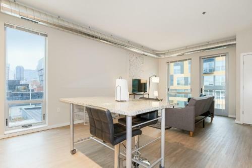 Upscale 2 Bedroom Stay With Rooftop Pool And Hot Tub! 402