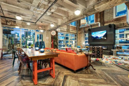 Insta-worthy Oasis Steps From Nightlife With Hot Tub! 305