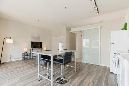 Insta-worthy Oasis Steps From Nightlife With Hot Tub! 305