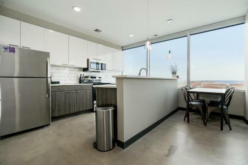 Beautiful Spacious 3 Bed Condominium 608