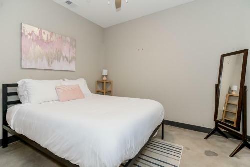 Beautiful Spacious 3 Bed Condominium 608