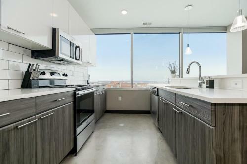Beautiful Spacious 3 Bed Condominium 608
