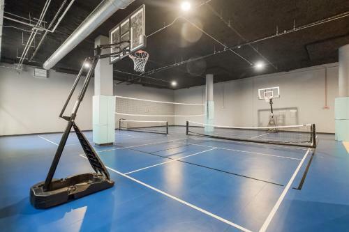 Beautiful Spacious 3 Bed Condominium 408