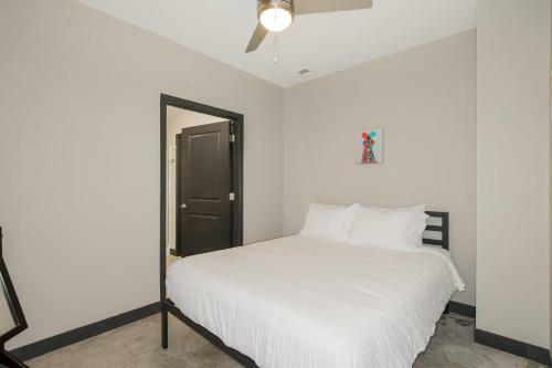 Beautiful Spacious 3 Bed Condominium 408