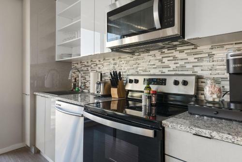 Beautiful 2 Bedroom Oasis Steps From Night Life 355