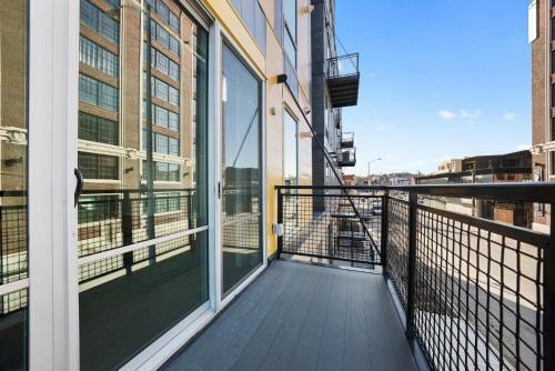 Beautiful 2 Bedroom Oasis Steps From Night Life 355