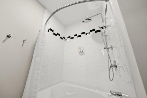 Upscale 2 Bedroom Stay With Rooftop Pool And Hot Tub!648
