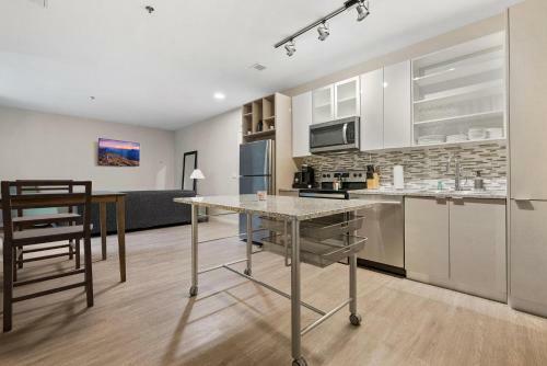 Upscale 2 Bedroom Stay With Rooftop Pool And Hot Tub!648