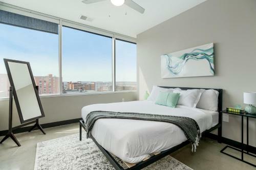 Beautiful Spacious 3 Bed Condominium 901