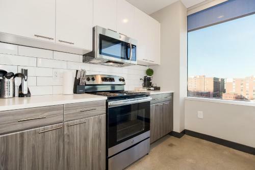 Beautiful Spacious 3 Bed Condominium 901