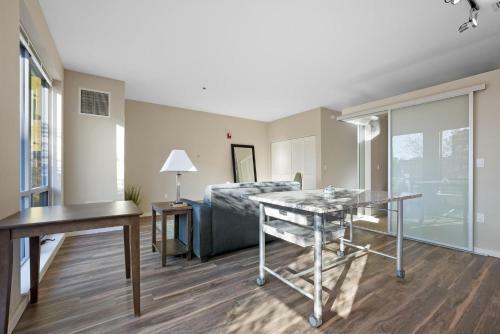 Upscale Stay With Amenities Galore 348