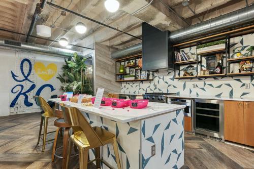 Upscale 2 Bedroom Stay With Rooftop Pool And Hot Tub! 426