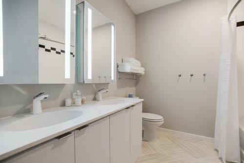 Upscale 2 Bedroom Stay With Rooftop Pool And Hot Tub! 426