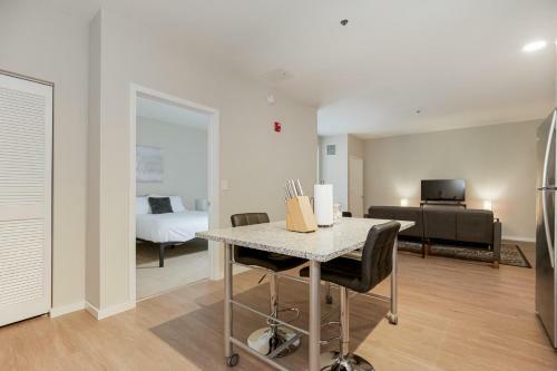 Upscale 2 Bedroom Stay With Rooftop Pool And Hot Tub! 426