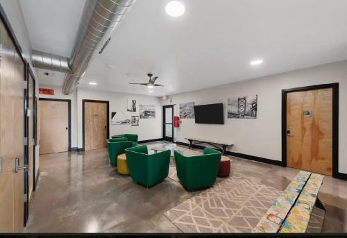 Cozy Pet Friendly Queen Room Near Purina