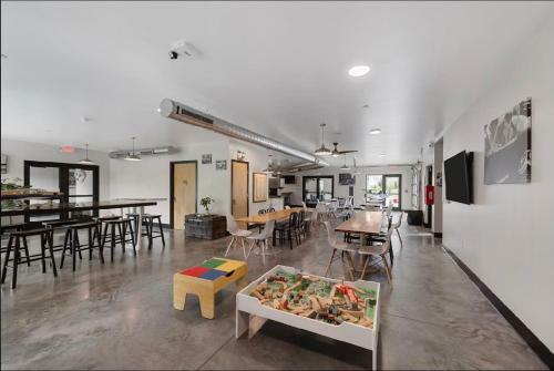 Cozy Pet Friendly Queen Room Near Purina