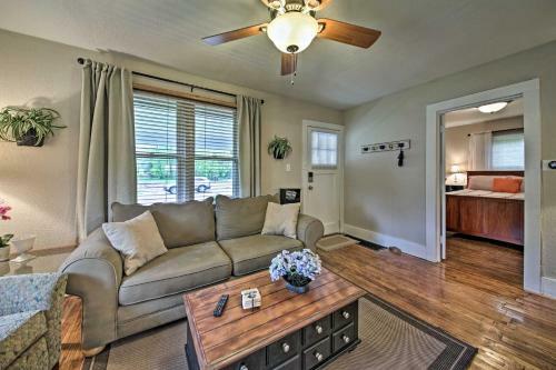 Lucky Dawg Pet-friendly Abode Near St Louis!