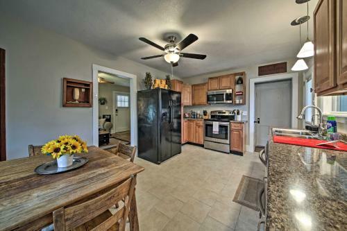 Lucky Dawg Pet-friendly Abode Near St Louis!