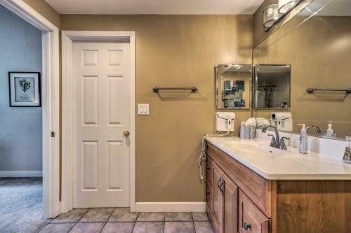Ozarks Cabin With Screened Porch And Resort Perks!