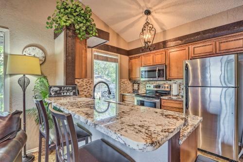 Ozarks Cabin With Screened Porch And Resort Perks!