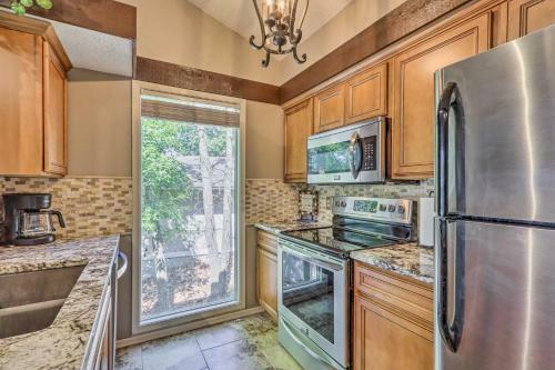 Ozarks Cabin With Screened Porch And Resort Perks!