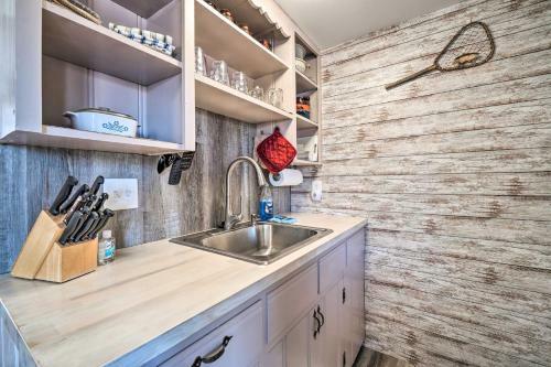 Reeds Spring Lakefront Cabin With Resort Perks!