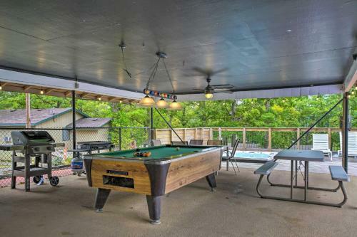 Reeds Spring Lakefront Cabin With Resort Perks!