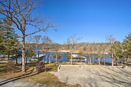 Reeds Spring Lakefront Cabin With Resort Perks!