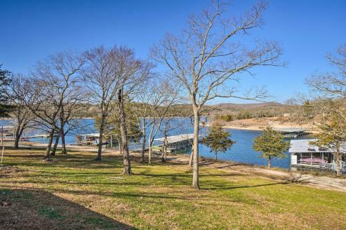 Reeds Spring Lakefront Cabin With Resort Perks!