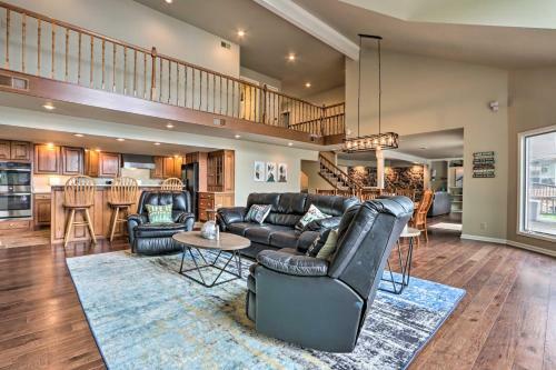 Spacious Lakefront Getaway - Family Friendly!