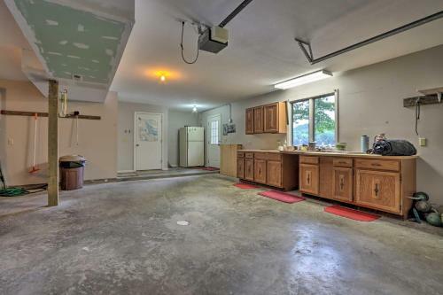 Spacious Lakefront Getaway - Family Friendly!