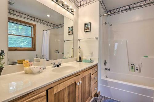 Sunny Providence Cottage Retreat With Kayaks!