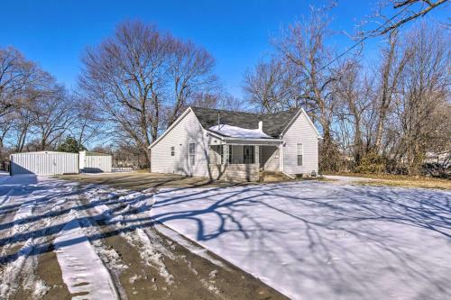 Bright And Cozy Springfield Home With Large Yard!