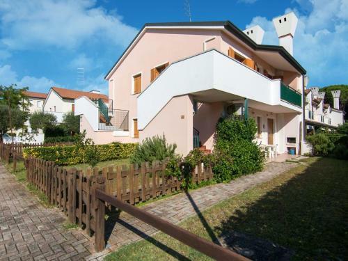 Elegant Holiday Home In Rosolina With A Shared Pool