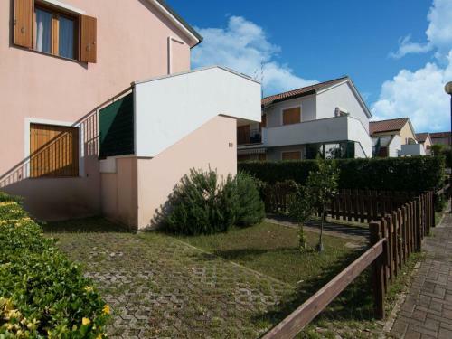 Elegant Holiday Home In Rosolina With A Shared Pool