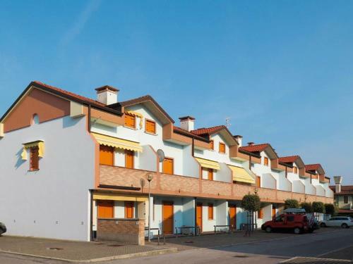 Lovely Holiday Home In Rosolina With A Shared Pool