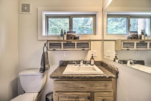Cozy Abode With Views - 2 Mi To Teakettle River!