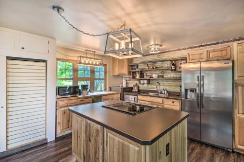Cozy Abode With Views - 2 Mi To Teakettle River!