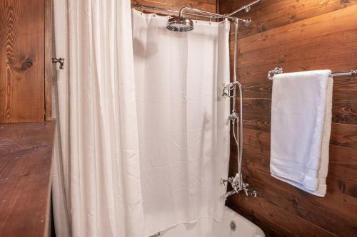 Big Sky Lookout Tower Cabins - Beehive Basin