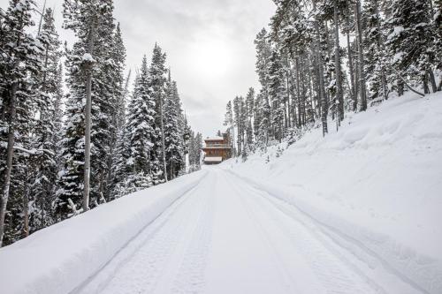 Big Sky Lookout Tower Cabins - Lone Peak