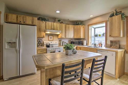 Airy Emigrant Townhome With Sweeping Mtn Views!