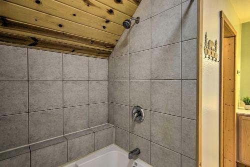 Airy Emigrant Townhome With Sweeping Mtn Views!