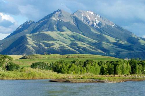 Airy Emigrant Townhome With Sweeping Mtn Views!